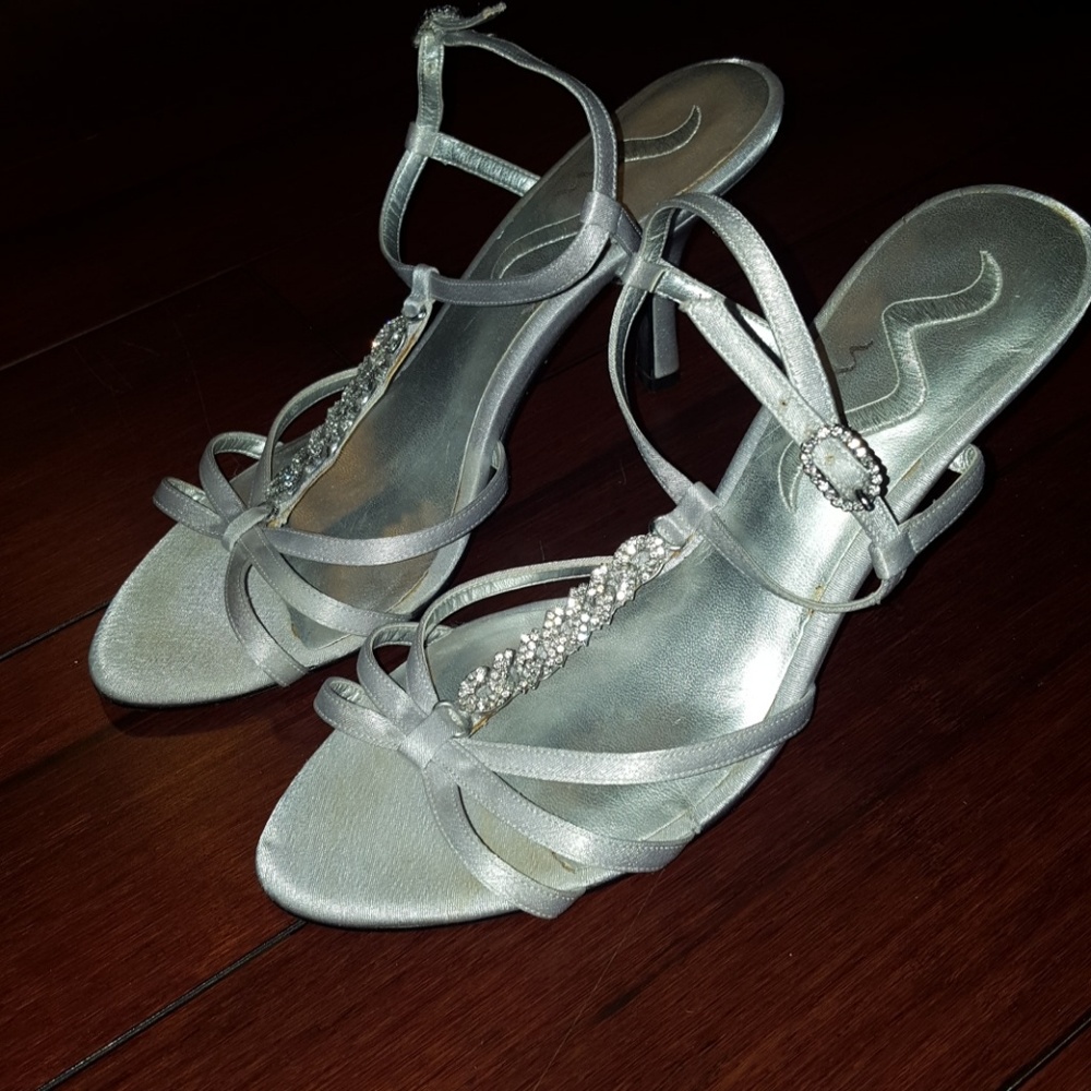 Silver heels - Picture 2 of 4